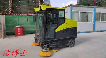 駕駛掃地車在現(xiàn)代建筑物清潔服務中的關鍵作用