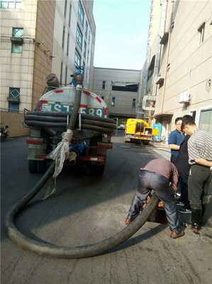 化糞池清理新方案 茶山渣水車(chē)的高效應(yīng)用與鑫昊市政工程的專(zhuān)業(yè)服務(wù)